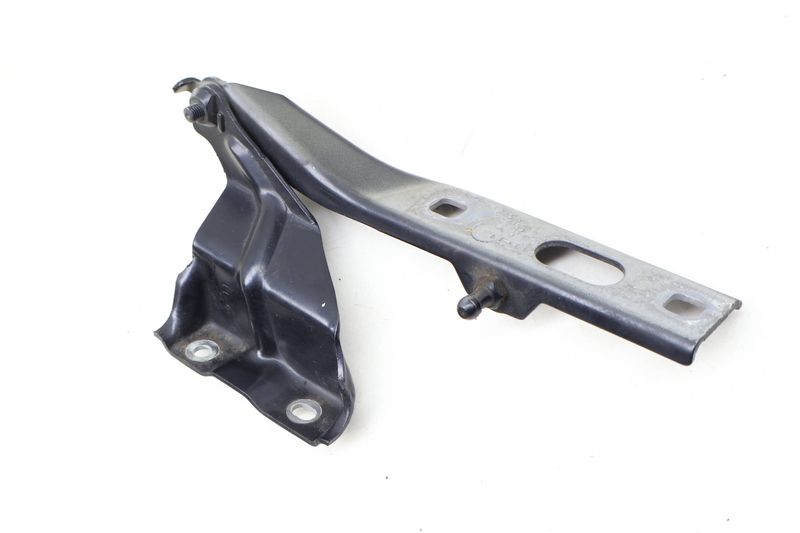 Hood Hinge 8R0823302A — Used (SKU 637618)