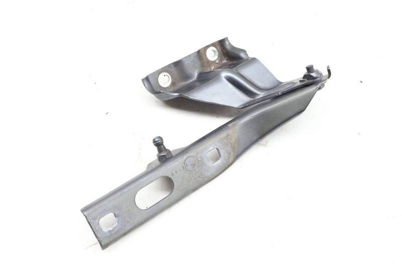 Hood Hinge 8R0823302A — Used (SKU 658566)