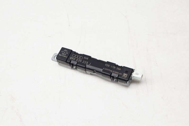 Upper Antenna Booster 8R0035225J — Used (SKU 722596)