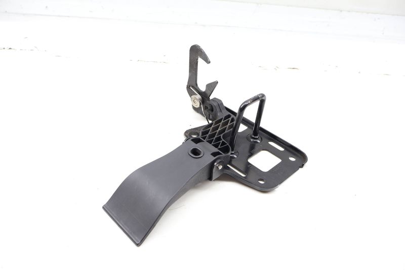 Upper Hood Latch / Lever 8R0823480A — Used (SKU 722769)