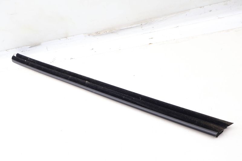 Door Window Slot Seal / Trim (INNER) 51337182277 — Used (SKU 658180)