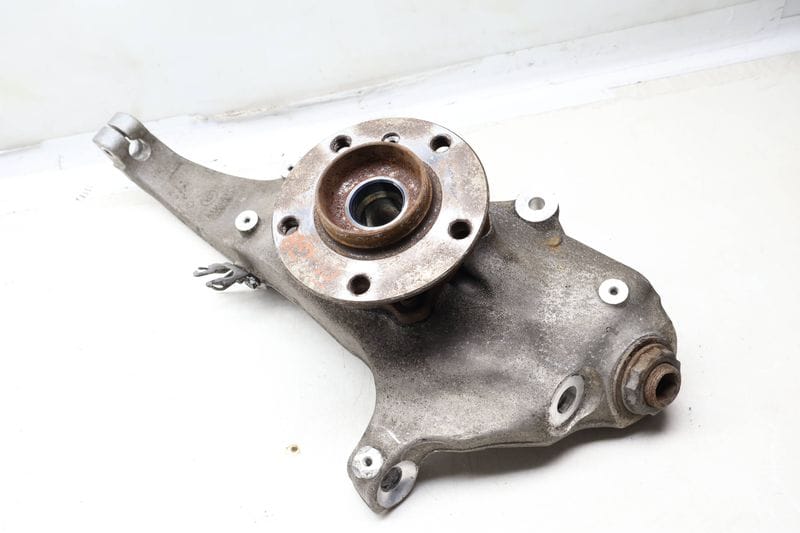 Spindle Knuckle w/ Wheel Bearing 31216777751 — Used (SKU 658351)