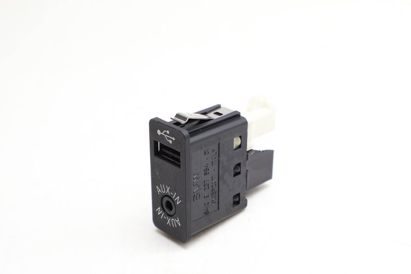 USB / AUX-IN Socket 84109237654 — Used (SKU 658230)