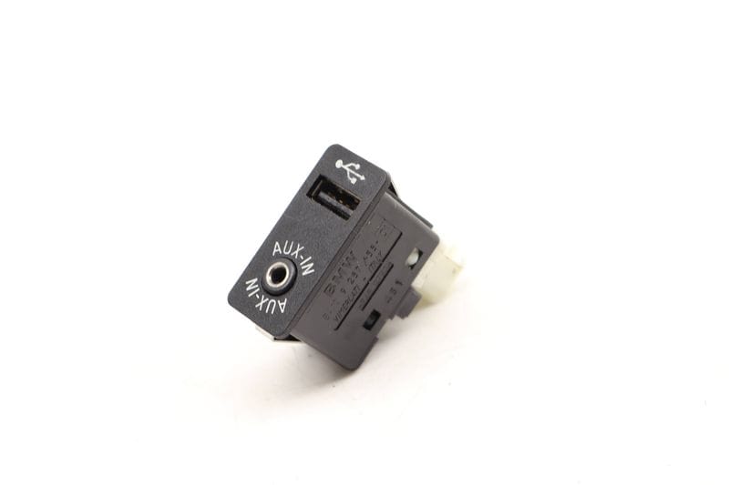 USB / AUX-IN Socket 84109237653 — Used (SKU 453361)