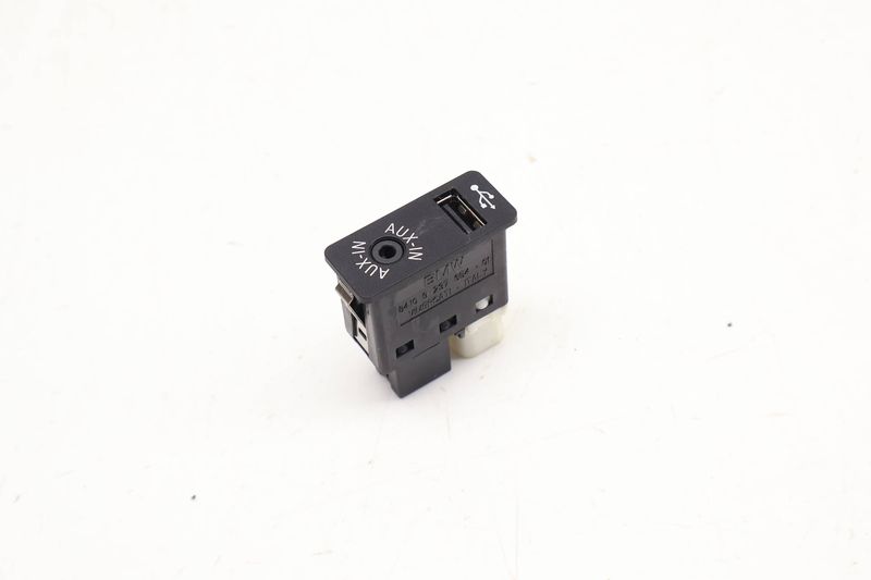 USB / AUX-IN Socket 84109237654 — Used (SKU 685834)
