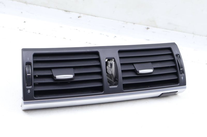 Center Dash Air Vent 64229220101 — Used (SKU 660569)