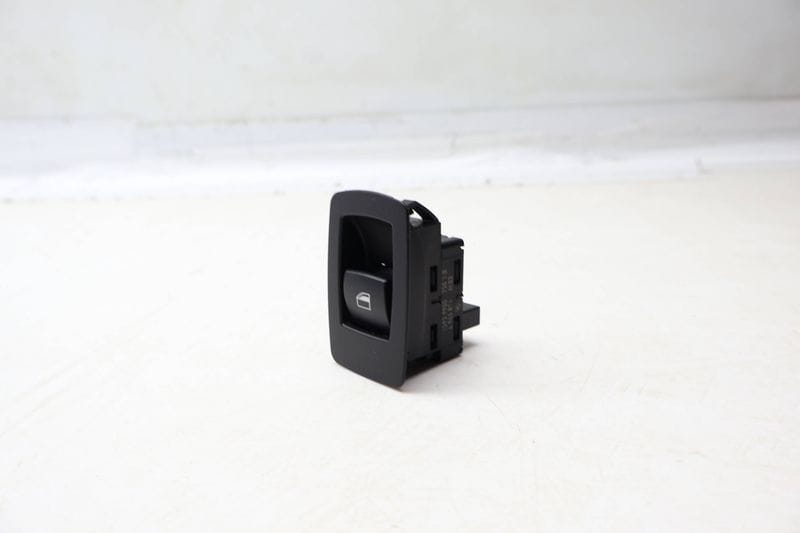 Window Switch w/ Trim 61316945874 — Used (SKU 704552)