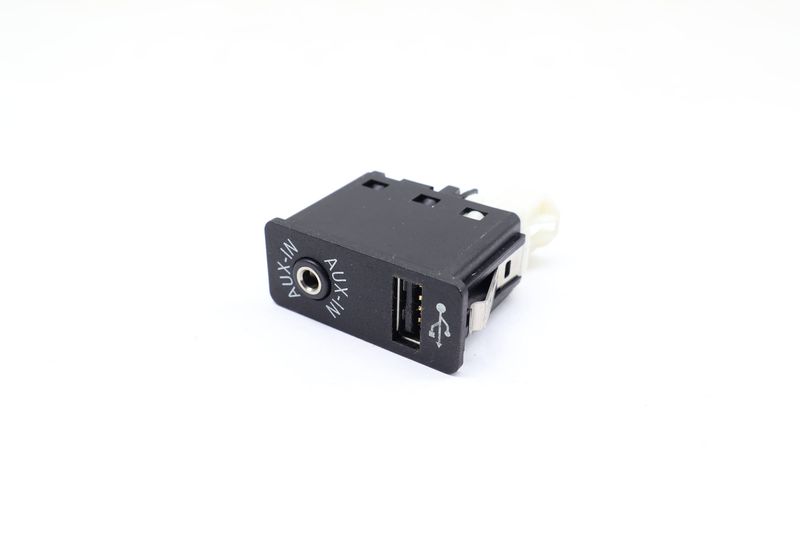 USB / AUX-IN Socket 84109237653 — Used (SKU 698767)