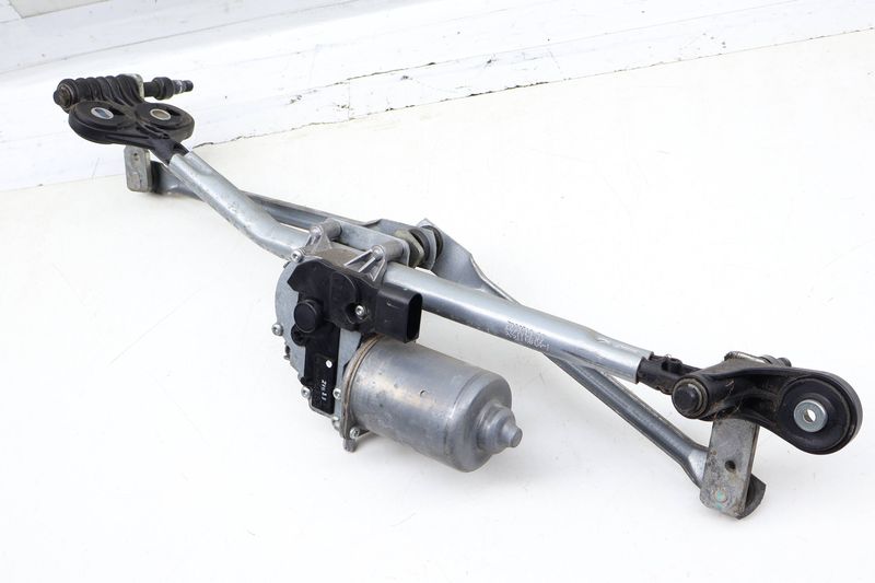Windshield Wiper Transmission w/ Motor 61617200510 — Used (SKU 704574)