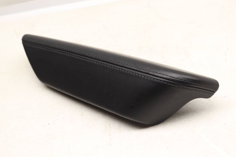 Door Panel Armrest / Arm Rest 7P5867374 — Used (SKU 527401)