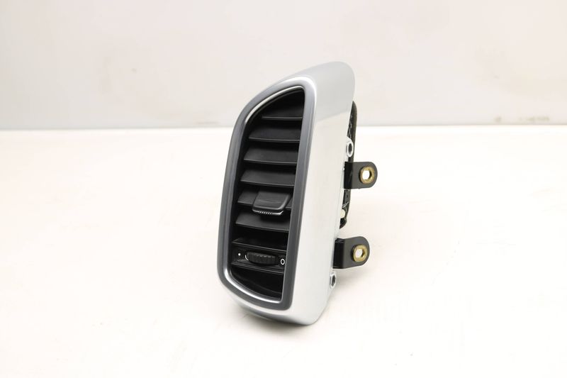 Dash Air Vent 7P5819704A — Used (SKU 421670)