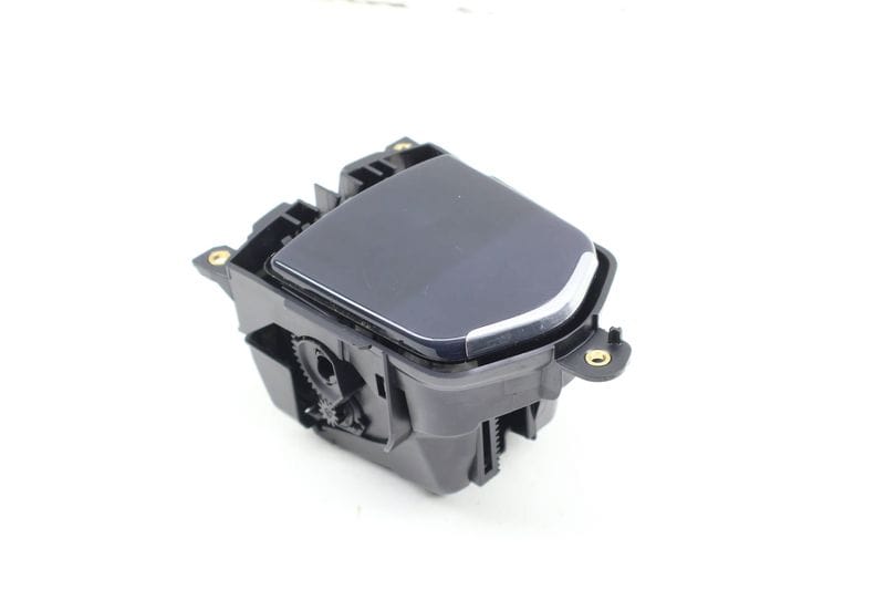 Center Ashtray w/ Cover Trim 97055335100 — Used (SKU 686307)
