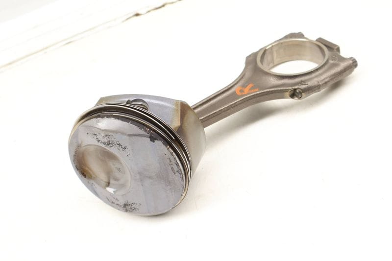 Piston / Connecting Rod 94810305822 — Used (SKU 686545)