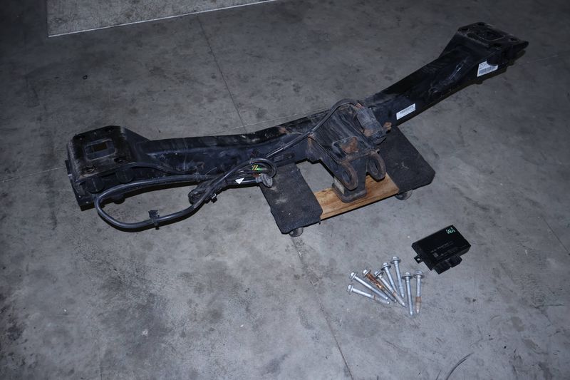Bumper Reinforcement / Trailer Hitch Kit 7P0803881B — Used (SKU 725733)