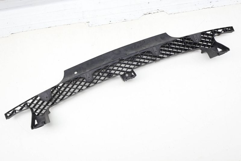 Center Bumper Guide / Mount Bracket 7P6807200 — Used (SKU 725425)