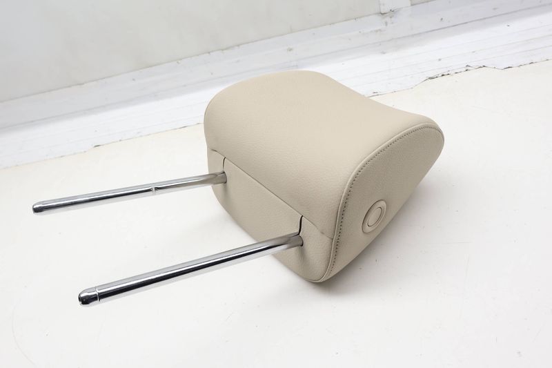 Seat Headrest / Head Rest 7P6881903E — Used (SKU 725390)