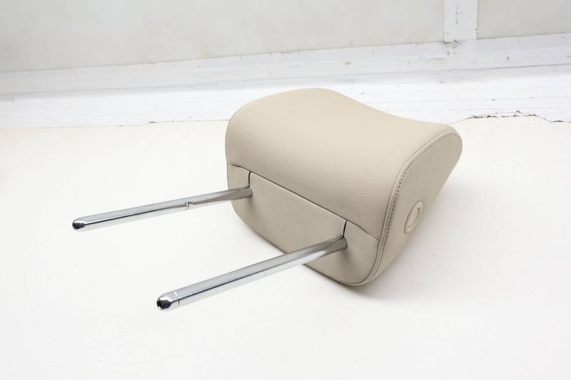 Seat Headrest / Head Rest 7P6881903E — Used (SKU 725391)