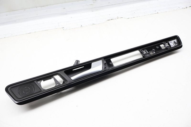Door Panel Trim / Interior Door Handle 7P6837114 — Used (SKU 725379)