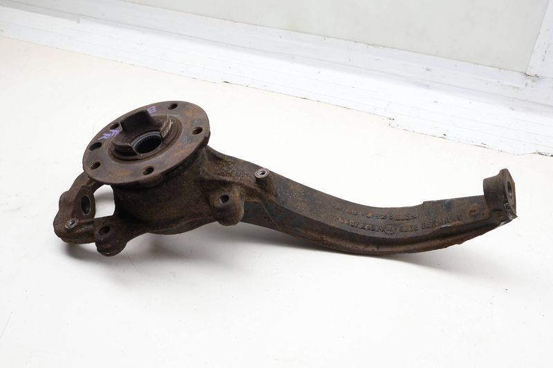 Spindle Knuckle w/ Wheel Bearing 7P6407246A — Used (SKU 725597)
