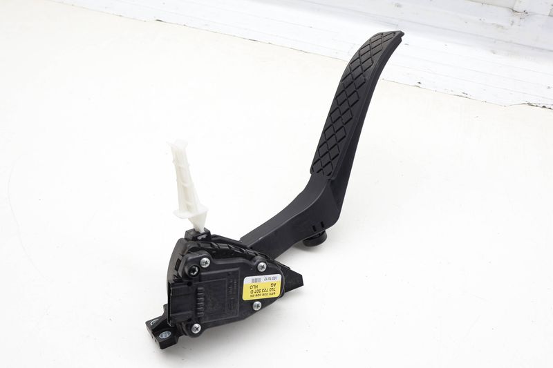 Gas Pedal / Accelerator Module 7L0723507D — Used (SKU 725300)