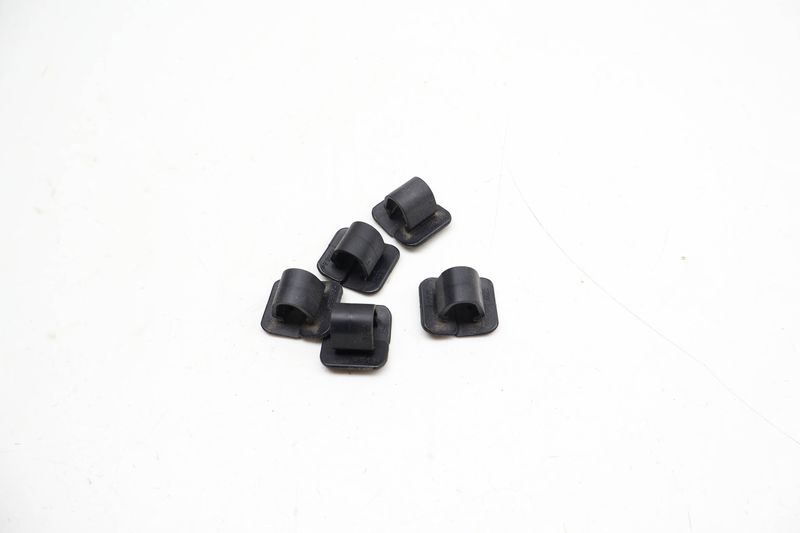 Hood Insulation / Sound Blanket Clip Set (5) 8E0863727A — Used (SKU 725705)
