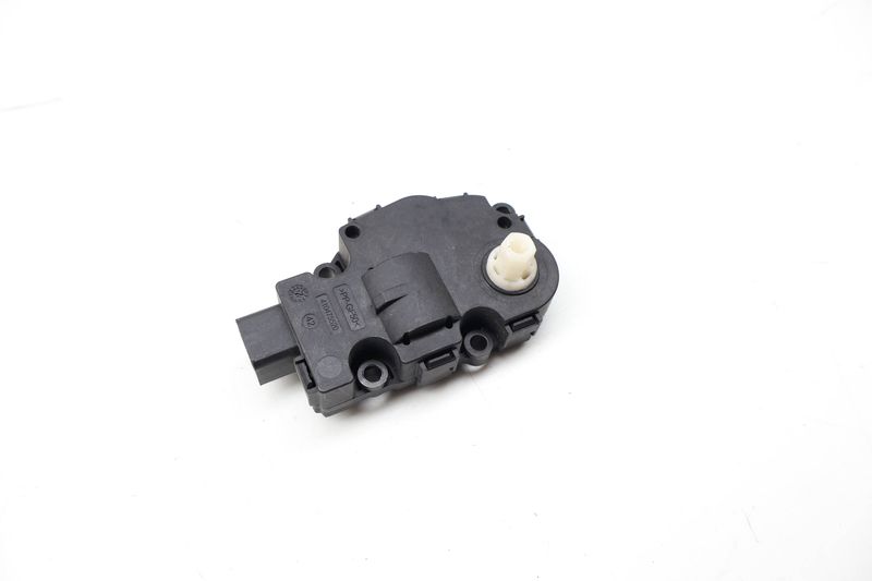 HVAC Flap / Servo Air Motor / Actuator 7P0907511 — Used (SKU 725690)