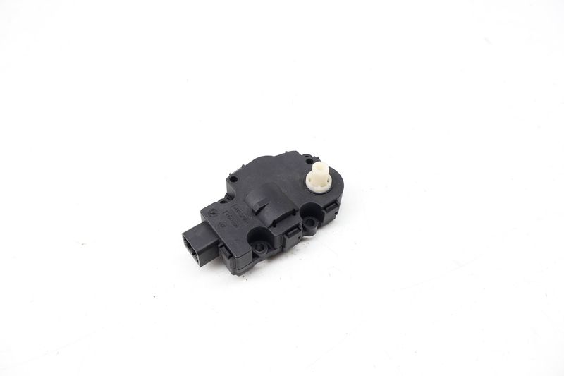 HVAC Flap / Servo Air Motor / Actuator 7P0907511 — Used (SKU 725692)