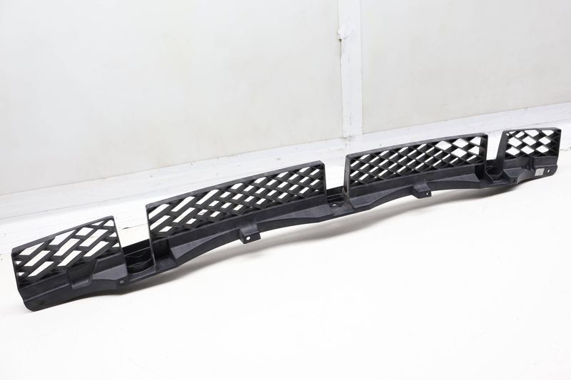 Center Bumper Mount / Bracket 7P6807863 — Used (SKU 725424)