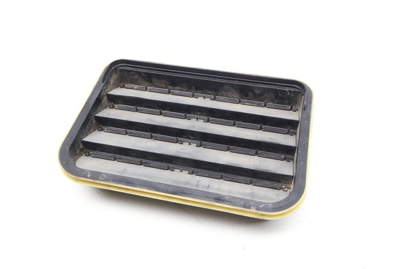 Quarter Panel Vent Trim 7PP819181A — Used (SKU 725371)