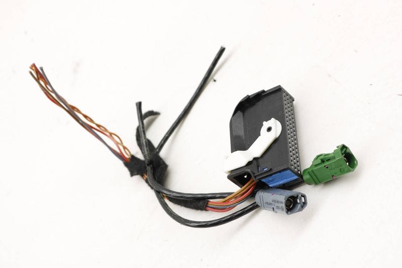 Rear View / Reverse Camera Module Wiring Connector / Pigtail — Used (SKU 365088)