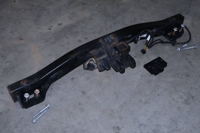 Bumper Reinforcement / Trailer Hitch Kit 4L0803921F — Used (SKU 683258)