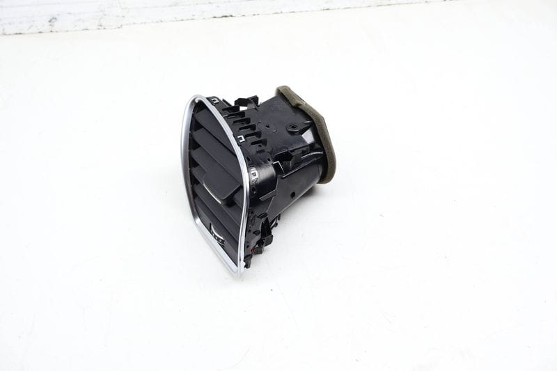 Dash Air Vent 8T1820902G — Used (SKU 709974)