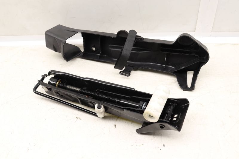Jack w/ Bracket 4G0011215B — Used (SKU 526600)