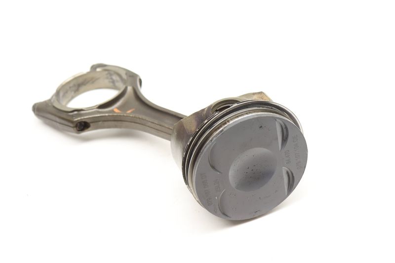 Piston w/ Connecting Rod 079107066DT — Used (SKU 589578)