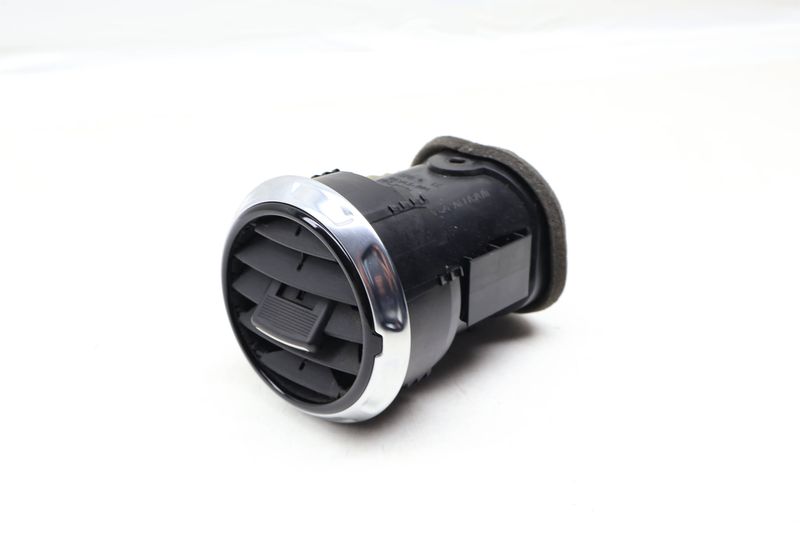Dash Air Vent 8J0820901E — Used (SKU 671765)