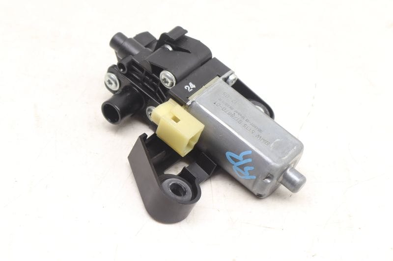 Window Sunshade / Sun Shade Motor 67659178670 — Used (SKU 549792)