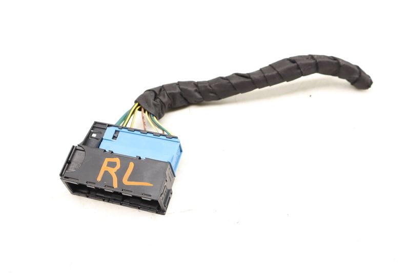 Door Wiring Harness Connector / Plug 6925547 — Used (SKU 499388)