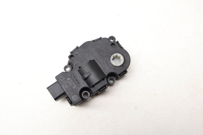 HVAC Flap / Servo Air Motor / Actuator 64119231884 — Used (SKU 711825)