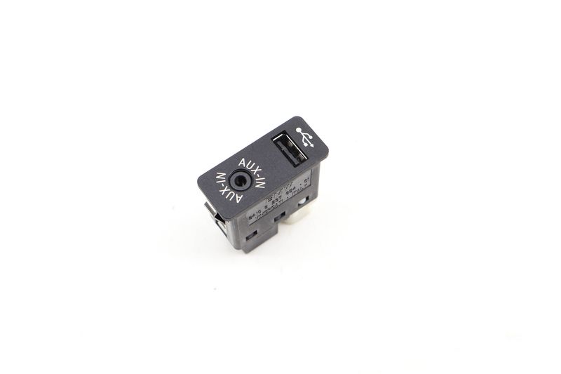 USB / AUX-IN Socket 84109237654 — Used (SKU 711743)