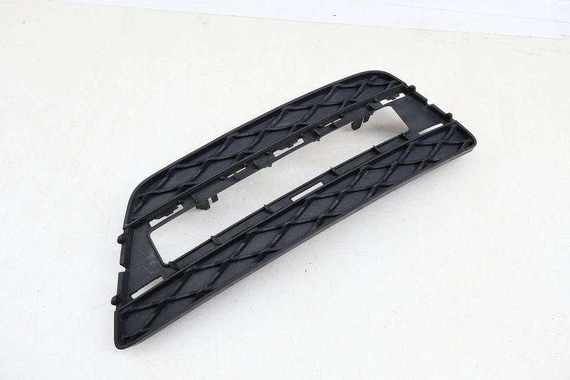 Bumper Grille / Trim 1668845422 — Used (SKU 662306)