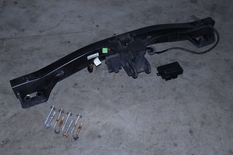 Bumper Reinforcement / Trailer Tow Hitch w/ Module 95804480131 — Used (SKU 651728)