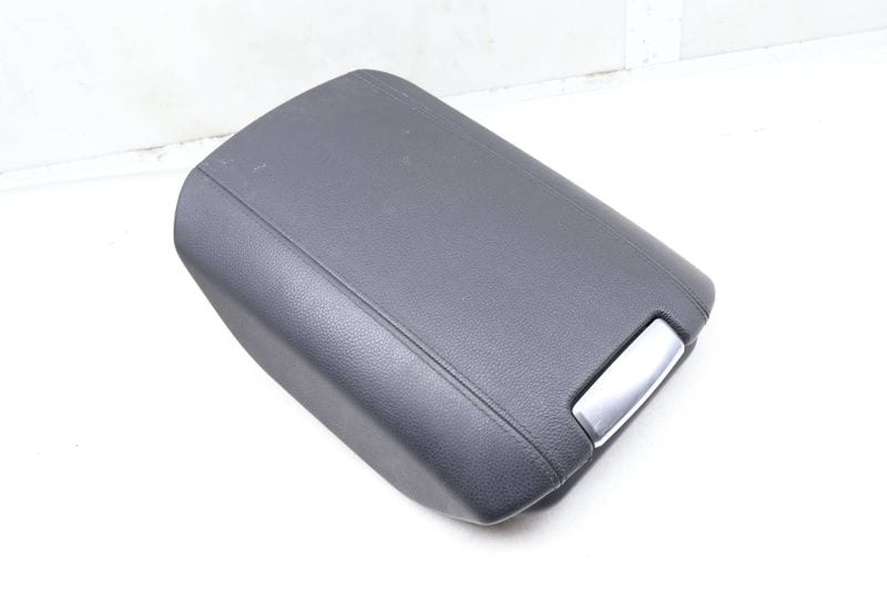 Center Armrest / Arm Rest 7P5864207C — Used (SKU 651199)