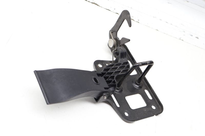 Upper Hood Latch / Lever 8T0823480 — Used (SKU 732034)