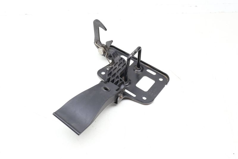 Upper Hood Latch / Lever 8T0823480 — Used (SKU 693612)