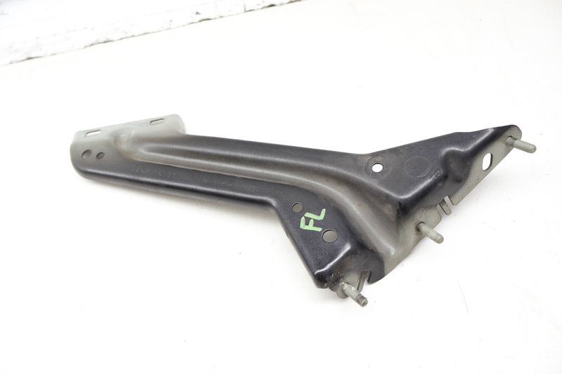 Fender Support Bracket 8R0821135 — Used (SKU 727312)