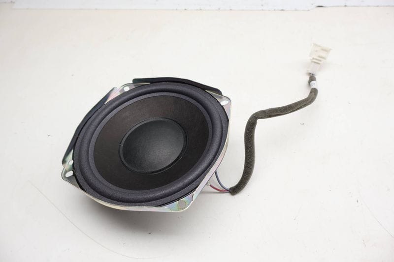 Subwoofer / Bass Box Speaker 8R0035382 — Used (SKU 727455)