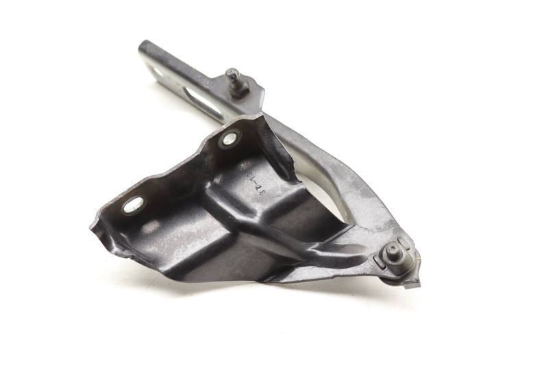 Hood Hinge 8R0823302A — Used (SKU 495360)