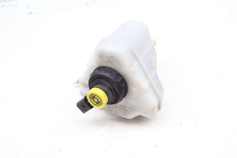 Brake Fluid Reservoir / Tank 7L8611303 — Used (SKU 660098)