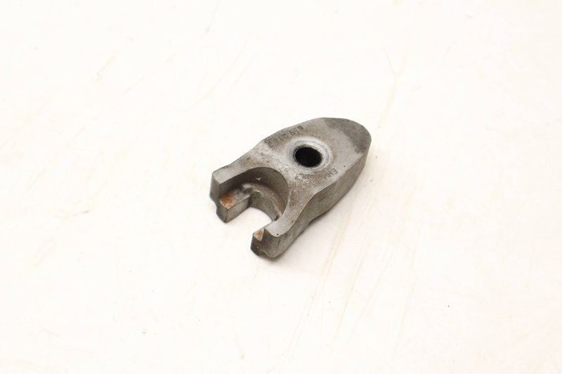 Fuel Injector Retaining Plate 059130216J — Used (SKU 680857)
