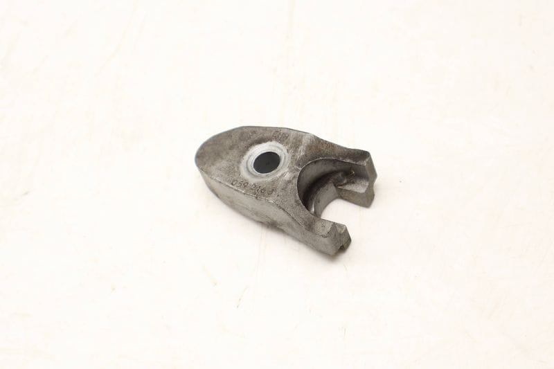 Fuel Injector Retaining Plate 059130216J — Used (SKU 680858)